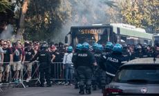 Parma-Reggiana ad alta tensione: 21 daspo a ultras granata e 5 a quelli crociati per blocco del treno, lancio di petardi e aggressione ad uno steward