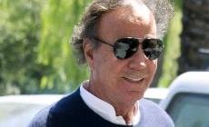 Julio Iglesias accusato per presunte aggressioni sessuali e sfruttamento lavorativo 