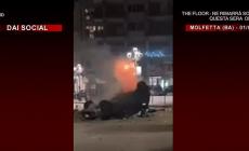 Ribaltarono e incendiarono auto in piazza a Capodanno, 5 arresti - Video