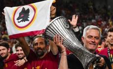 La Roma  ha esonerato Mourinho. E lui posta la  foto con la Conference: "Arrivederci Roma". Al suo posto De Rossi, &egrave; ufficiale