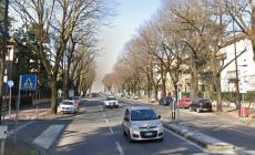 Scontro scooter-bici sullo Stradone. Incidente anche in via Baganza: un ferito 