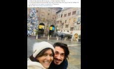 Il selfie di Nia Peeples in piazza Garibaldi e il web "impazzisce"
