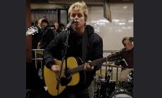 I Green Day suonano a sorpresa nella metro di New York: fan in delirio - Video