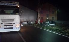 Nebbia nella Bassa: incidente nella notte tra un'auto e un camion, tanta paura ma nessun ferito grave
