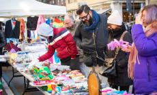 Parecchia gente e molta curiosità, il mercato di Via Verdi debutta con il pieno di visitatori - foto