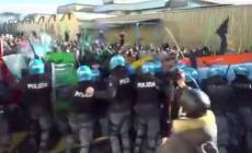Scontri al corteo di Vicenza, cariche e idranti contro i centri sociali - Video