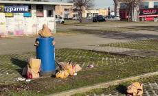 Il parcheggio scambiatore est assediato dai rifiuti