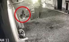 Lanciano un petardo contro una clochard, video-denuncia delle suore - Video