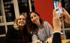Tanti fan per il "firmalibro" di Elisa True Crime alla Feltrinelli di via Farini