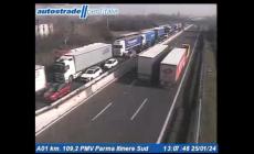 Parma, incidente fra tre auto in A1 prima dello svincolo dell'A15: soccorsi in azione, traffico bloccato. Coda di 7 km