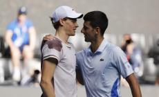 Australian Open, impresa di Sinner: batte Djokovic e per la prima volta vola in finale in uno Slam