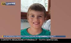 Vicofertile: tanta commozione, chiesa strapiena e la maglia del Parma sulla piccola bara bianca  per il funerale Matteo