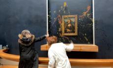 La Gioconda al Louvre presa di mira dagli ambientalisti: zuppa contro il vetro di protezione - Video