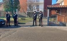 Ventiseienne ucciso a coltellate nel Varesotto: dalla casa sono spariti monili in oro. Forse la vittima conosceva l'aggressore