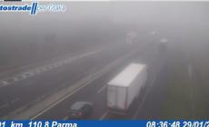 Parma nella nebbia, visibilit&agrave; 150 metri in A1. Incidente a Montechiarugolo in zona Fratta: tre persone coinvolte 