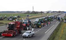 Protesta dei trattori: al via i blocchi intorno a Parigi, chiuse due autostrade - Foto 