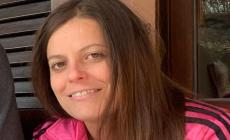 Ilaria Salis in aula a Budapest  con mani e piedi incatenati. Il padre: "Trattata come un animale"