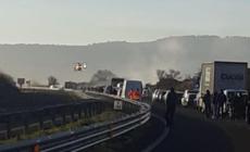 Sassari, assalto a tre furgoni portavalori: quattro guardie giurate ferite, 8 banditi aprono il fuoco 