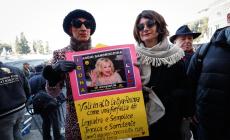 L'addio a Sandra Milo a Roma: un lungo applauso, rose bianche e gran folla alla Chiesa degli artisti - Foto 