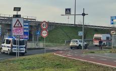 Scontro auto-bici in tangenziale Nord, un ferito