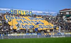 Gol pazzesco di Camara all'ultimo respiro, i crociati riprendono a volare. Il Parma batte il Venezia 2-1. La Cremonese tiene il passo