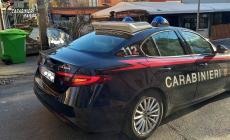 Avvolto in un asciugamano, vaga per Salso in stato confusionale agitando un bastone