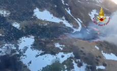 Tra fumo e cenere: in volo sul Cusna dopo l'incendio - Video