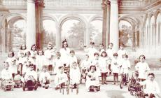 1941, bimbi all'asilo in palazzo Sanvitale