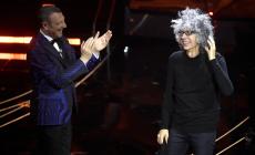 Sanremo: ovazione per Giovanni Allevi che parla della malattia e torna a suonare il pianoforte 