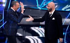 Accuse di pubblicità occulta, Striscia la Notizia all'attacco: sul sito del marchio era annunciato John Travolta a Sanremo