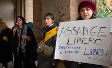Sit-in per il fondatore di WikiLeaks, Julian Assange, in piazza Garibaldi