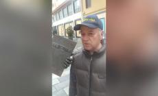 A Sanremo si parla anche il "djalètt pramzàn": il video di Maletti con la statua di Mike Bongiorno