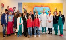 Una delegazione del coro "Mariele Ventre"  ha portato un sorriso ai pazienti dell'ospedale dei bambini- Foto