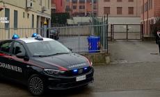 L'uomo in fuga sull'auto rubata aveva prima rapinato una donna in un parcheggio a Monticelli