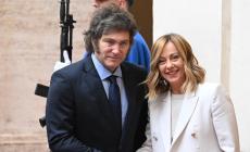 Show del presidente argentino Javier Milei a Roma: "Lo Stato è criminale. Il socialismo? Una malattia dell'anima". Disgelo col Papa
