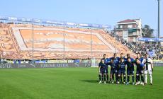 Delprato fa volare il Parma all'ultimo assalto: Pisa battuto 3-2 - Il Como perde, i crociati volano a +8 sulla Cremonese (aspettando il Venezia): risultati e classifica