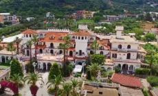 "Castello delle Cerimonie", dopo la confisca arriva una pioggia di disdette. Cresce la paura dei dipendenti