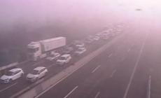 Incidenti in A1, c'è chi scavalca per arrivare all'autogrill 