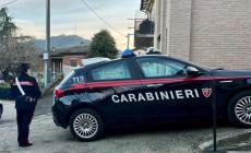 Lo ospita per un mese ma l'amico se ne va con 300 euro e due cellulari: denunciato 51enne 