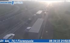 A1, veicolo in fiamme: fino a 5 chilometri di coda tra Fiorenzuola e Fidenza questa mattina. Nebbia a banchi in A1 e A22 