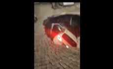 Si apre una voragine a Napoli, inghiottite due auto: il primo intervento di alcuni passanti - Video