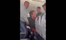 Passeggero tenta di aprire il portellone dell'aereo in volo- Video
