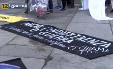 Dire no alle guerre e commemorare la strage di Cutro: 300 persone alla manifestazione in piazza Garibaldi