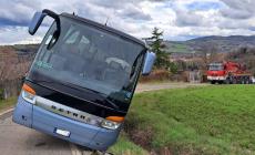 Esce di strada un pullman carico di turisti