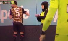 Colpisce  il raccattapalle: indignazione sul web e poi le scuse del calciatore - Video