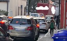 I Tir in pieno centro: danni su danni