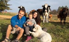  &laquo;Il giro del mondo ci ha fatto scoprire un sogno&raquo;. Operaio e studentessa  allevano 1700 galline e 15 vacche