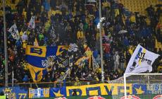 Emozioni al Tardini: sotto il diluvio, il Parma in 10  (per 22') pareggia con il Cosenza 1-1 - Vincono Cremonese, Como e Catanzaro. Perde il Palermo: risultati e classifica