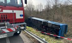 Bus con 40 studenti fuori strada: un 40enne in Rianimazione nel Potentino 