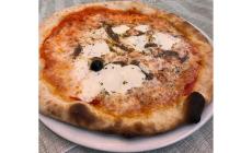 Pizzeria Mediterraneo: pizze e calzoni, ecco il tipico locale  di una volta